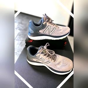 Womans Sneakers (New Balance) size 9.5